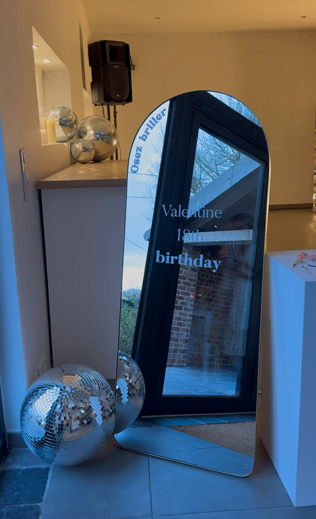 Miroir doré sur pied