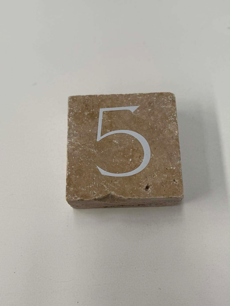 Numéros en travertin carrés
