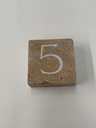 Numéros en travertin carrés