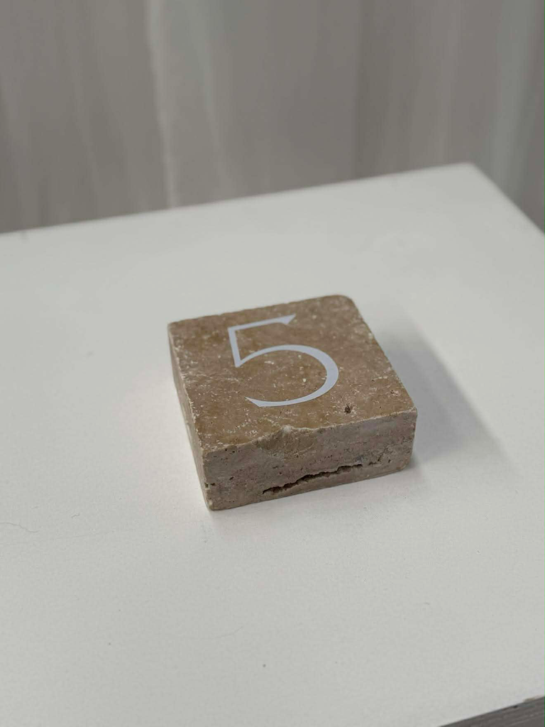 Numéros en travertin carrés