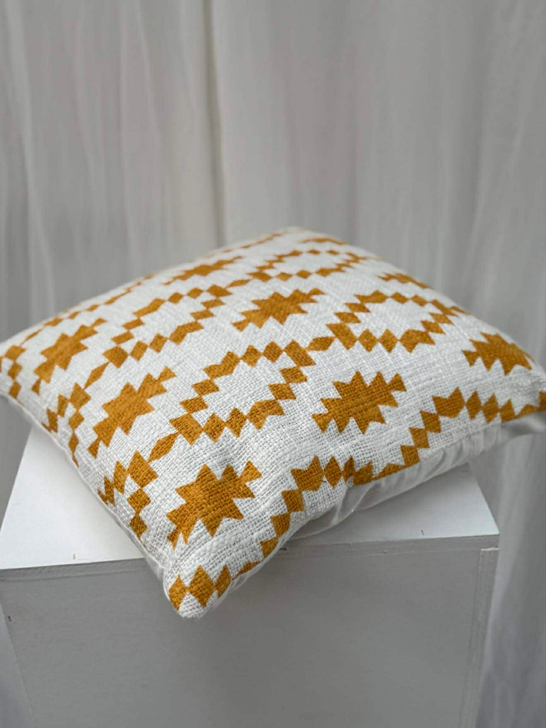 Coussin blanc motif moutarde