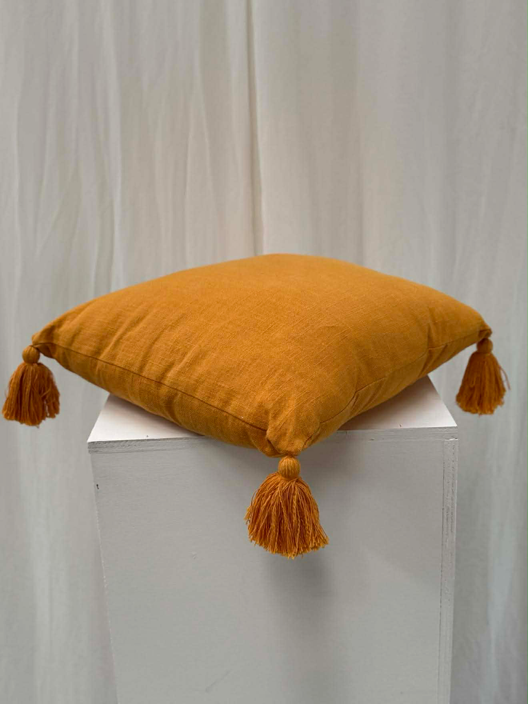 Coussin jaune moutarde à pompons