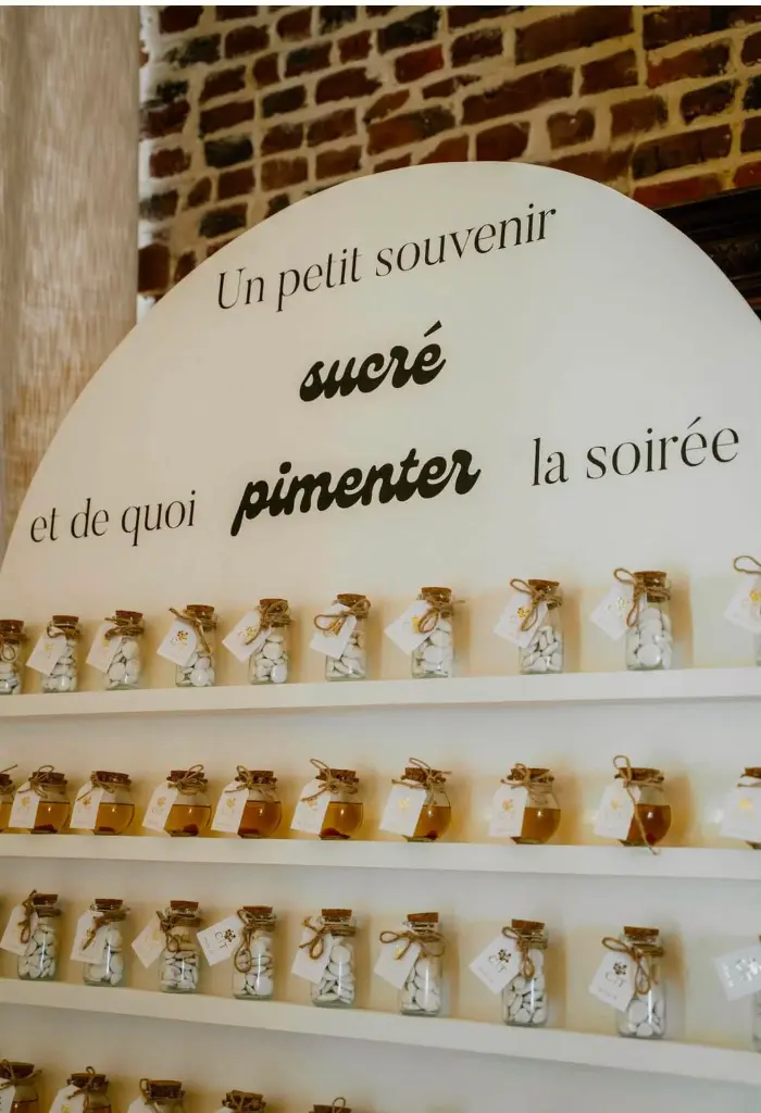 Mur à étagères arrondi