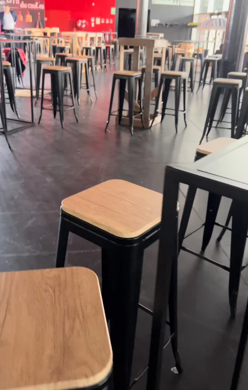 TABOURET NOIR ET BOIS