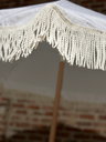 PARASOL BLANC À FRANGES
