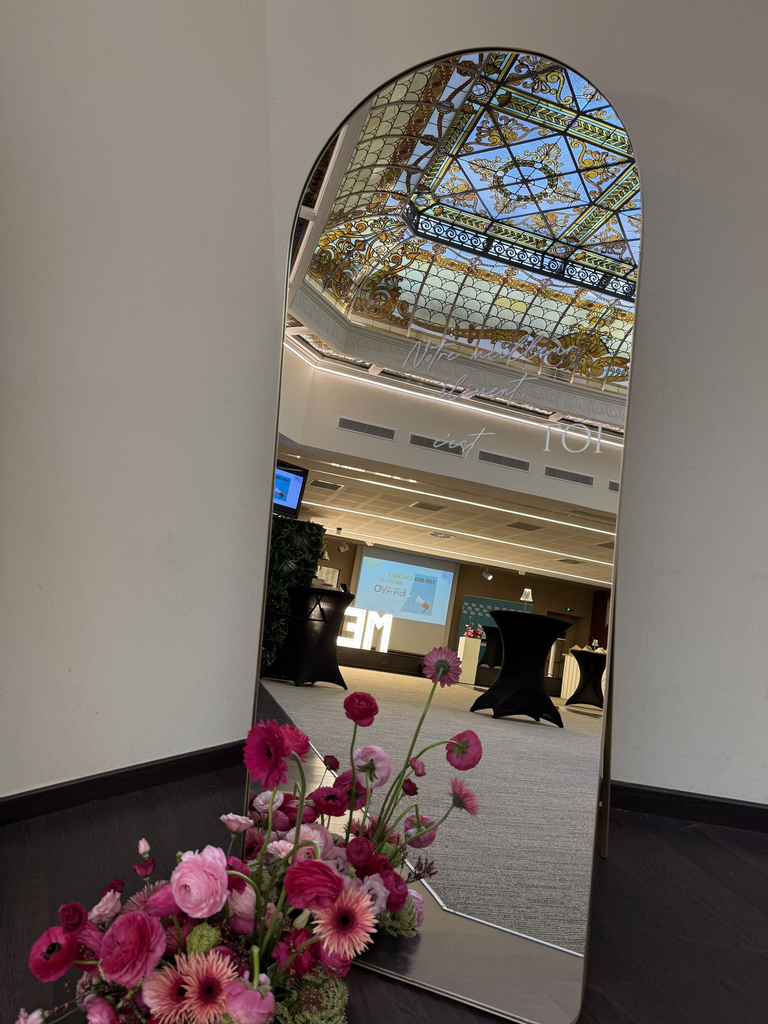 Miroir doré sur pied