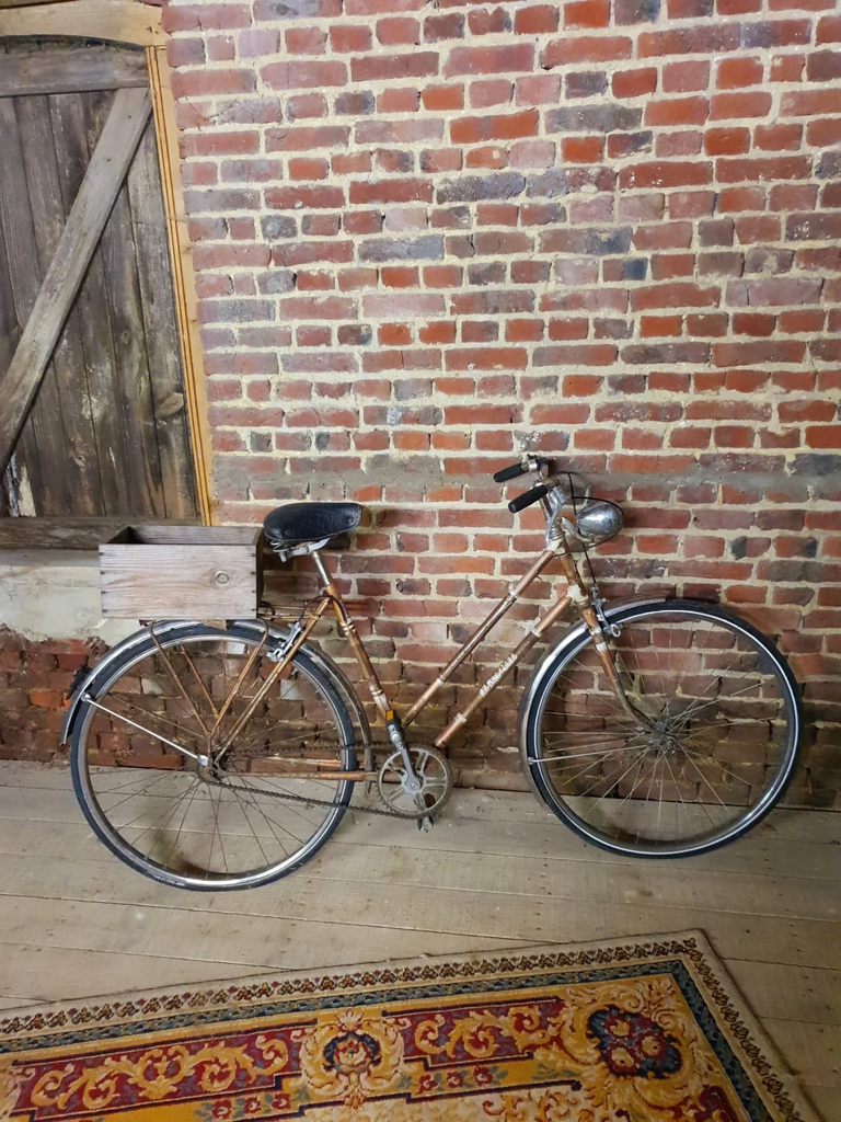 Vélo ancien avec caissette à fleurir