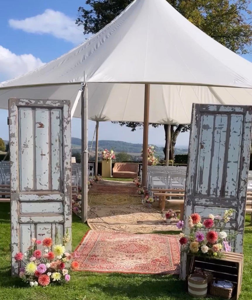 Portes de cérémonie vieillies blanches