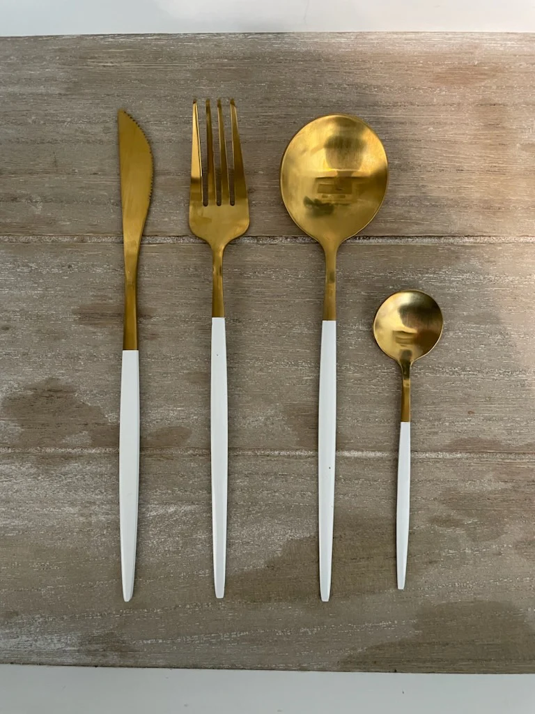 Set de couverts or et blanc