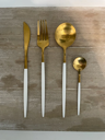 Set de couverts or et blanc