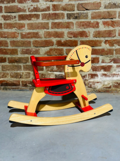 Cheval à bascule blanc et rouge