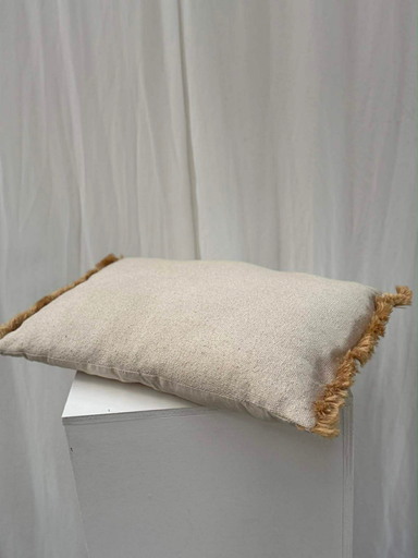 Coussin beige à frange