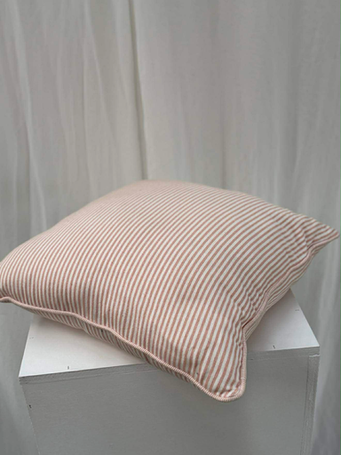 Coussin rose rayé blanc