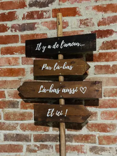 Panneau "Il y a de l'amour"